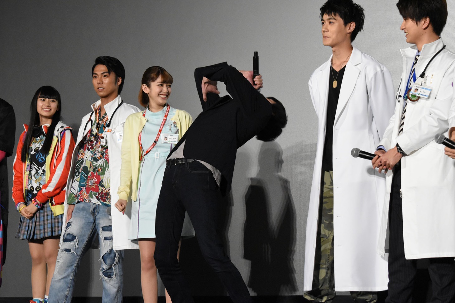 檀黎斗風に挨拶する岩永徹也（中央）。