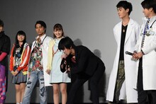 檀黎斗風に挨拶する岩永徹也（中央）。