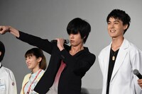 檀黎斗風に挨拶する岩永徹也（中央）。