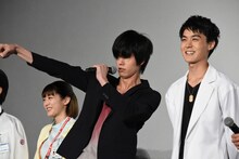 檀黎斗風に挨拶する岩永徹也（中央）。