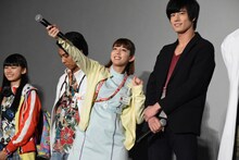 松田るか（中央）