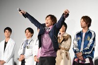 「宇宙キター!!」と叫ぶ土屋シオン（中央）。