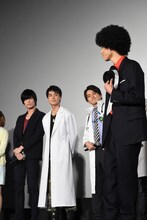 映画で共演シーンがあった岩永徹也（左）へ目配せする柳喬之（右）。
