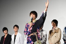 大歓声の中登場した西銘駿（中央）。