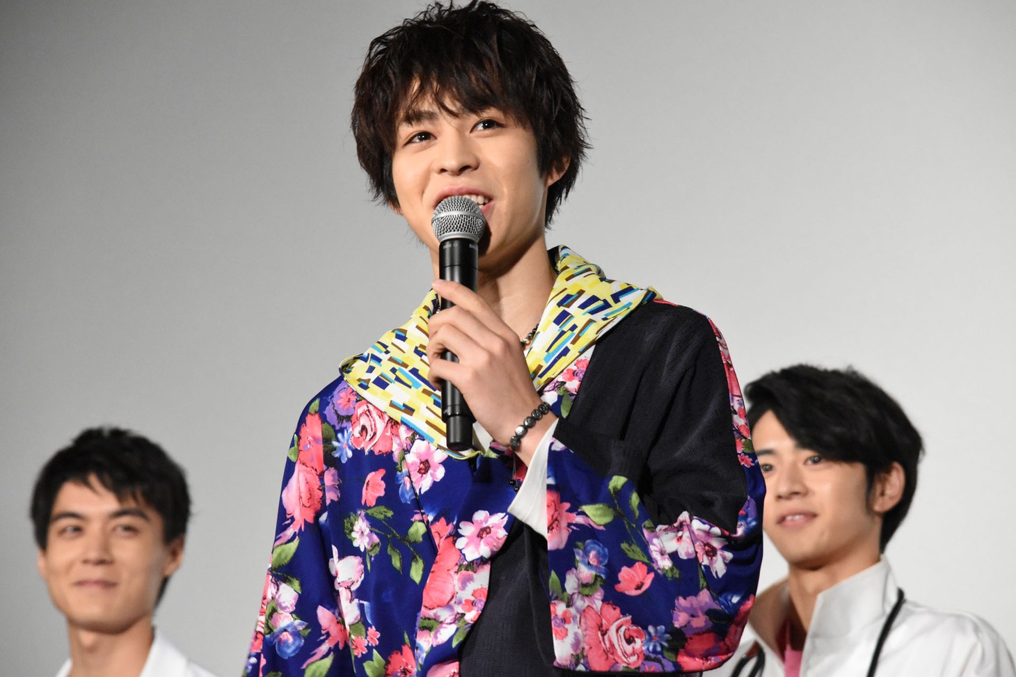 大歓声の中登場した西銘駿（中央）。