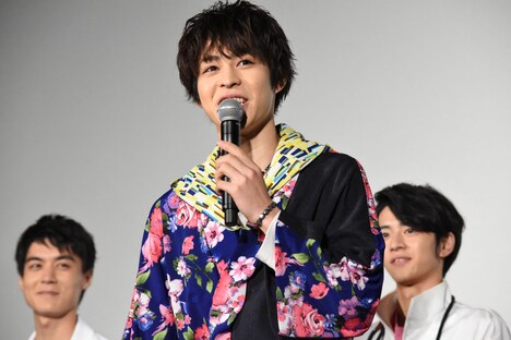 大歓声の中登場した西銘駿(中央)。