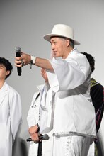 コールアンドレスポンスをする大槻ケンヂ。