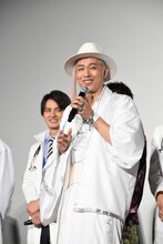 コールアンドレスポンスに満足する大槻ケンヂ。