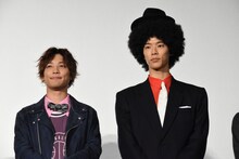 左から土屋シオン、柳喬之。