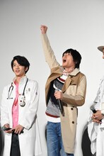 桐生戦兎風に「最高だー！」と叫ぶ犬飼貴丈（右）。