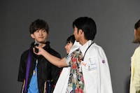 2018年の目標を聞かれ、甲斐翔真（左）に「身長2m？」と話を振る小野塚勇人（右）。