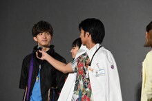 2018年の目標を聞かれ、甲斐翔真（左）に「身長2m？」と話を振る小野塚勇人（右）。