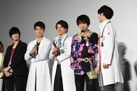 2018年の目標に関するトークで、飯島寛騎（右端）から「エグゼイドチームとしてはどうですか？」と聞かれ、慌てる西銘駿（右から2番目）。