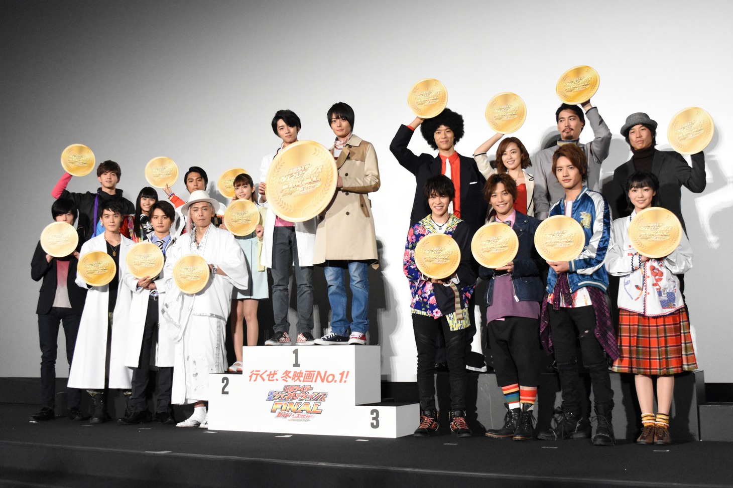 「仮面ライダー平成ジェネレーションズFINAL ビルド＆エグゼイドwithレジェンドライダー」初日舞台挨拶の様子。