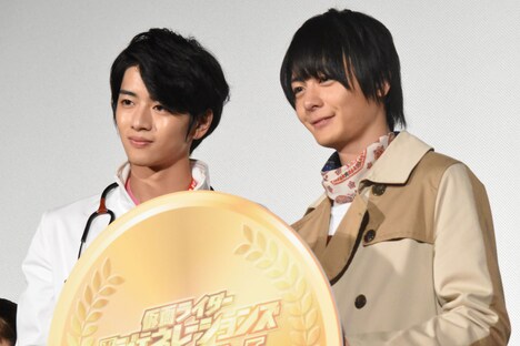 左から飯島寛騎、犬飼貴丈。