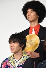 上から柳喬之、西銘駿。