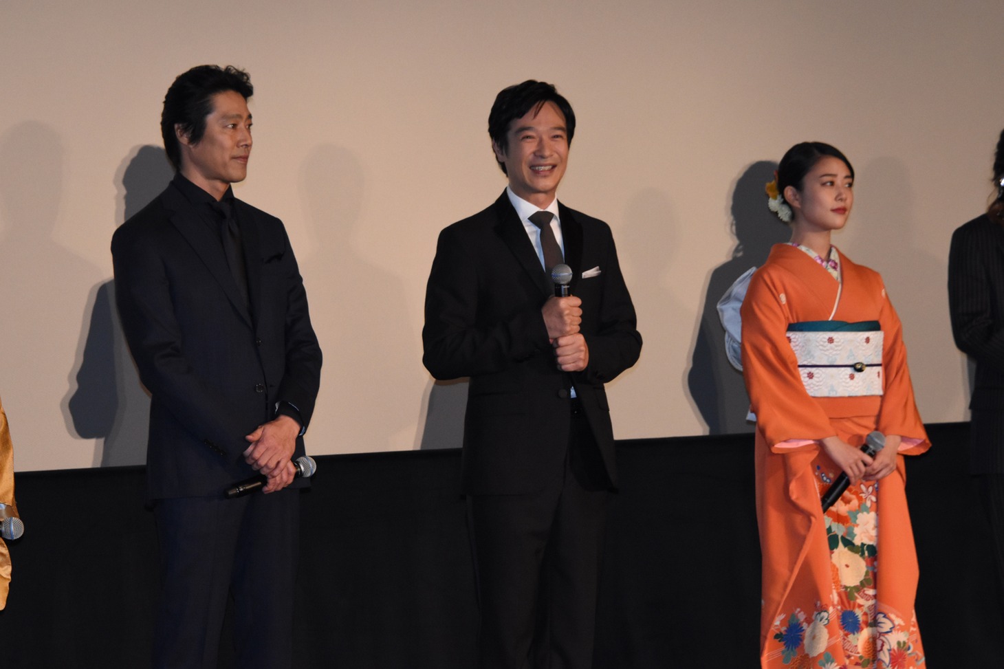 初日舞台挨拶の様子。