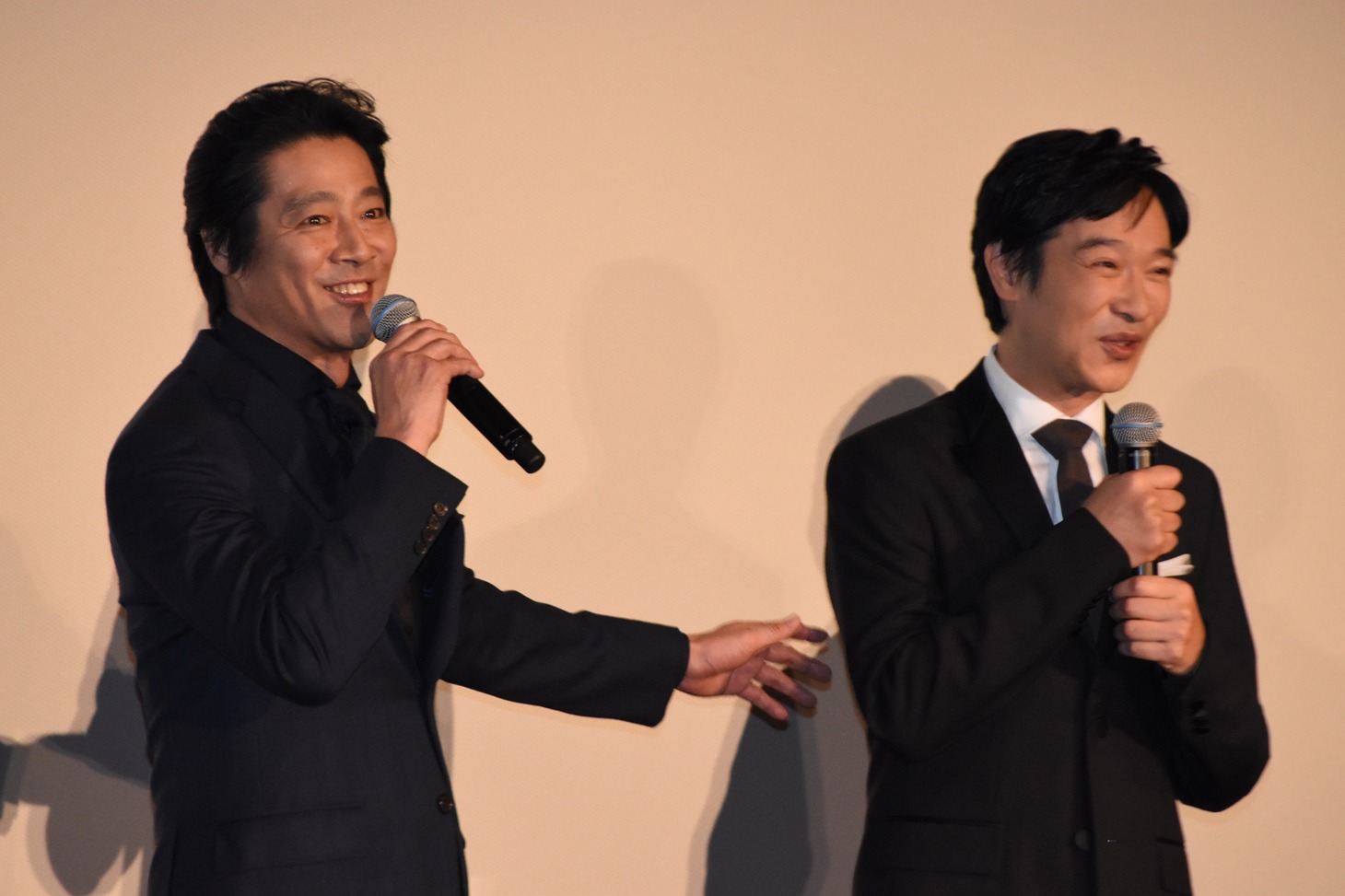 初日舞台挨拶の様子。