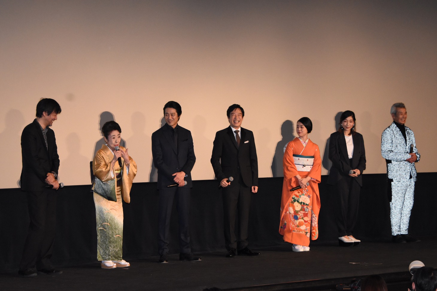 初日舞台挨拶の様子。