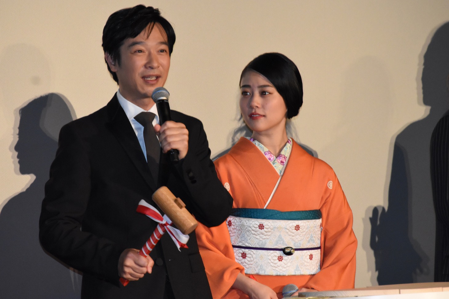 初日舞台挨拶の様子。