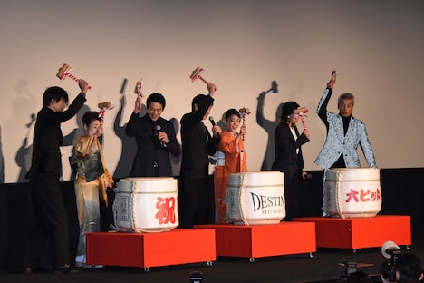 「DESTINY 鎌倉ものがたり」初日舞台挨拶での鏡開きの様子。