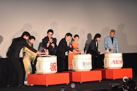 初日舞台挨拶の様子。