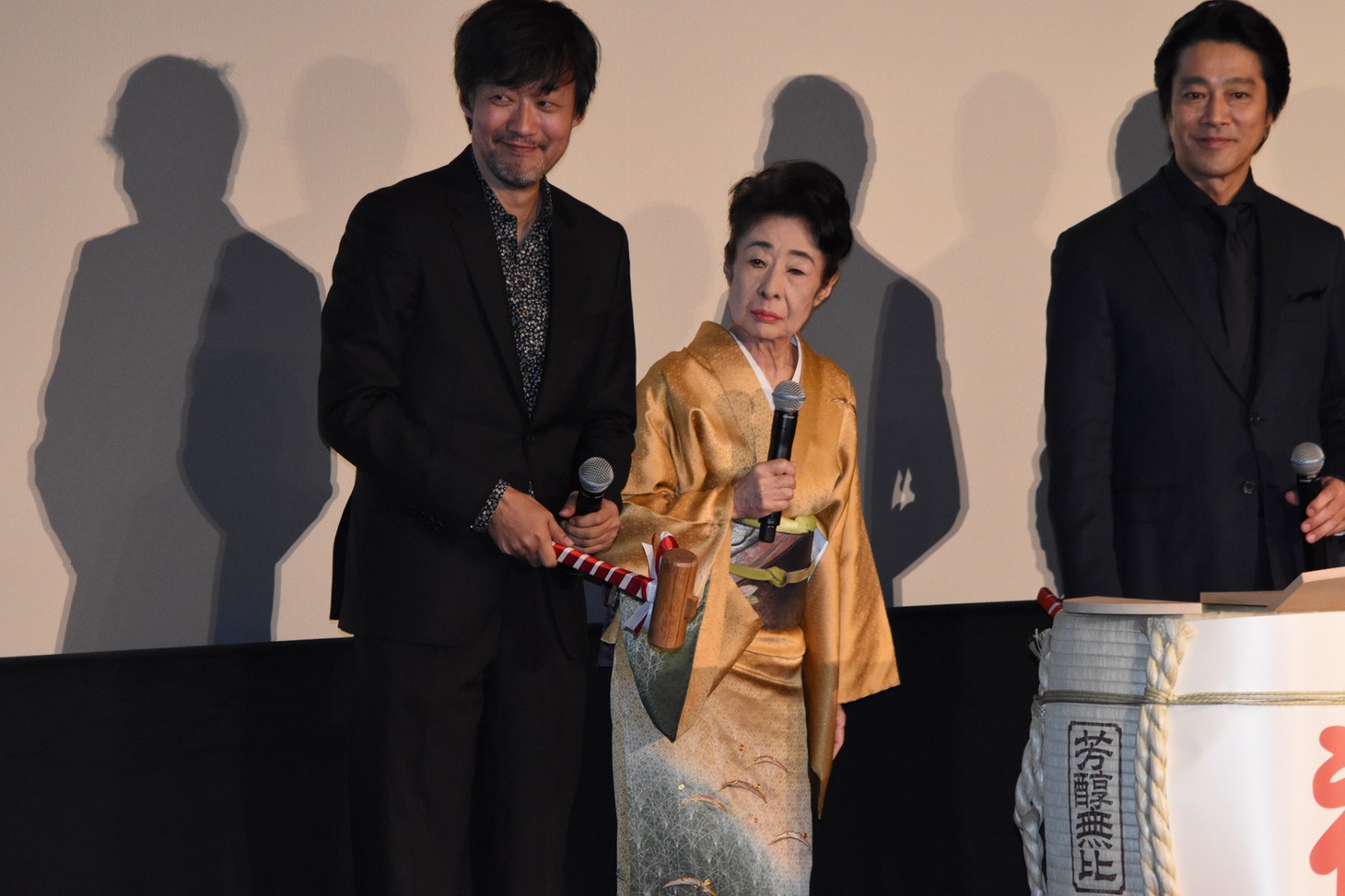 初日舞台挨拶の様子。