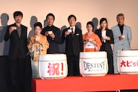 「DESTINY 鎌倉ものがたり」初日舞台挨拶の様子。左から山崎貴、中村玉緒、堤真一、堺雅人、高畑充希、安藤サクラ、田中泯。