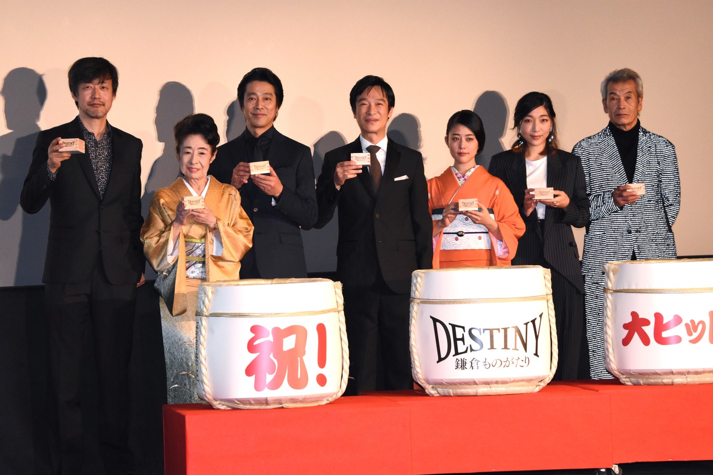 映画「DESTINY 鎌倉ものがたり」初日舞台挨拶の様子。左から山崎貴、中村玉緒、堤真一、堺雅人、高畑充希、安藤サクラ、田中泯。
