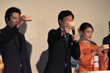 左から堤真一、堺雅人、高畑充希。