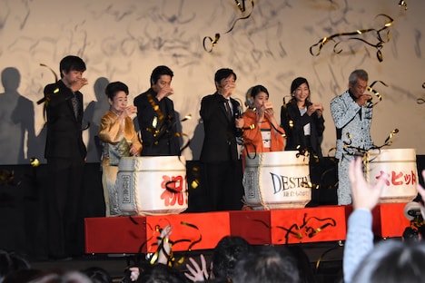 初日舞台挨拶の様子。