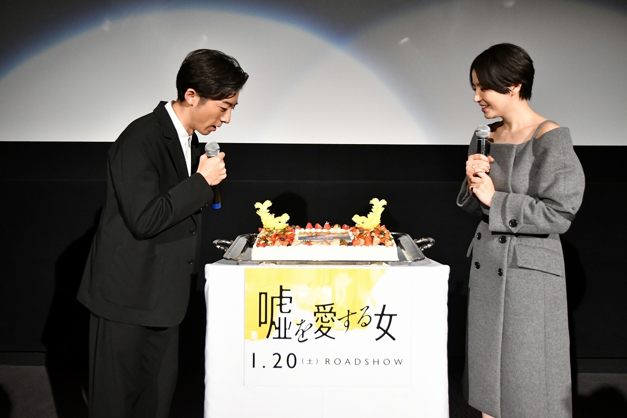 左から高橋一生、長澤まさみ。