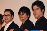 左から鈴木浩介、大森南朋、桐谷健太。