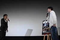 「デメキン」大ヒット御礼舞台挨拶の中で行われた即興芝居の様子。