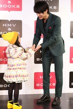 ファンの女の子と交流を図る中川大志。