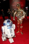 左からR2-D2、C-3PO。