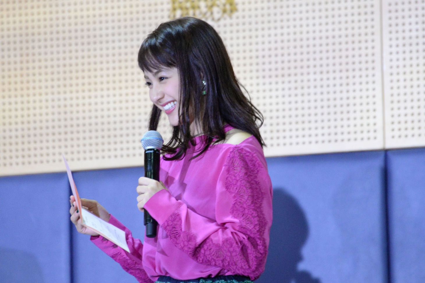“女子高生言葉”の正解を説明する平祐奈。
