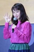 “みせコド”ポーズを決める平祐奈。