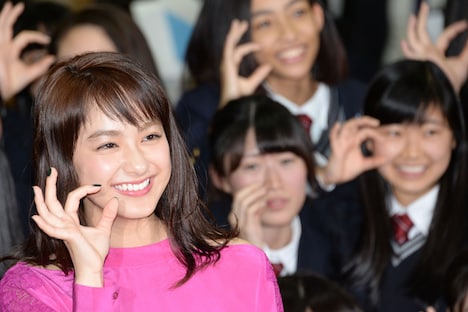 生徒たちと記念撮影する平祐奈。