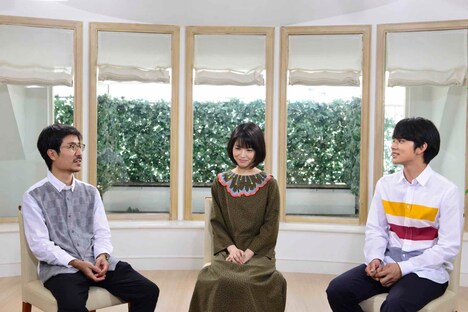 左から月川翔、浜辺美波、北村匠海。