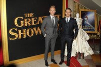 「グレイテスト・ショーマン」ニューヨークプレミアに出席したジャスティン・ポール（左）とベンジ・パセック（右）。