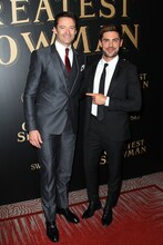 左からヒュー・ジャックマン、ザック・エフロン。