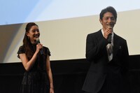 左から新木優子、玉木宏。
