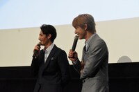 リアクションの薄い吉沢亮（右）に、「聞いてた？」とツッコむ玉木宏（左）。