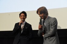 リアクションの薄い吉沢亮（右）に、「聞いてた？」とツッコむ玉木宏（左）。