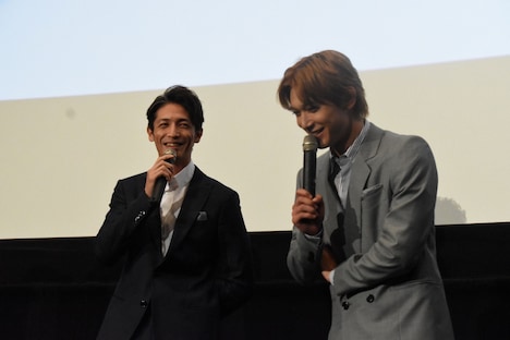 リアクションの薄い吉沢亮（右）に、「聞いてた？」とツッコむ玉木宏（左）。