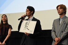 左から新木優子、玉木宏、吉沢亮。