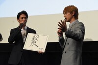 吉沢亮（右）の「やっとこさ」という言葉遣いを笑う玉木宏（左）。