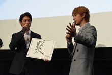 吉沢亮（右）の「やっとこさ」という言葉遣いを笑う玉木宏（左）。