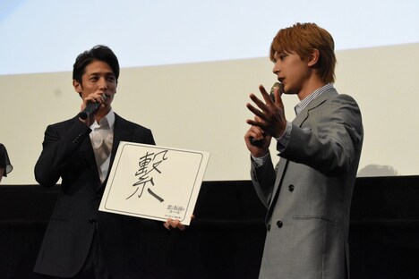 吉沢亮（右）の「やっとこさ」という言葉遣いを笑う玉木宏（左）。